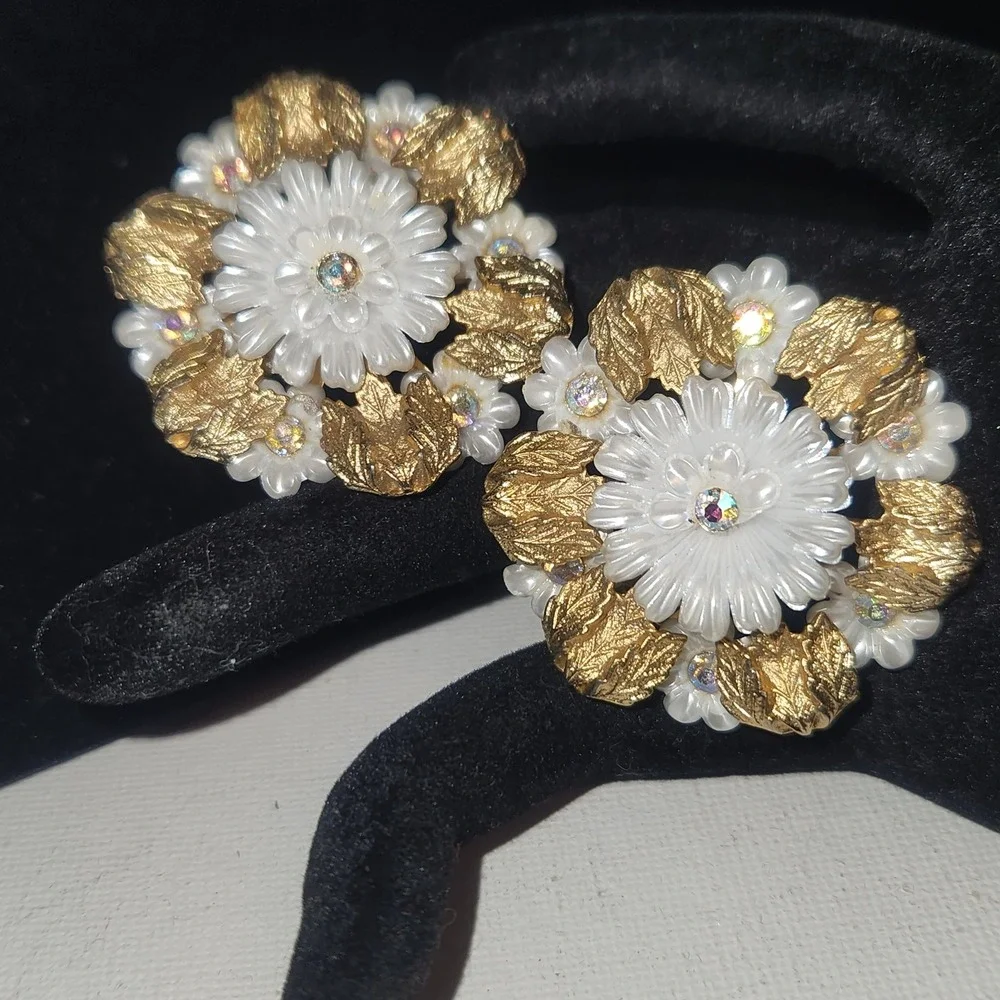 Vintage Coro‎ Floral Clip On Earrings Gold Tone White Flower AB Rhinestone 1.25
